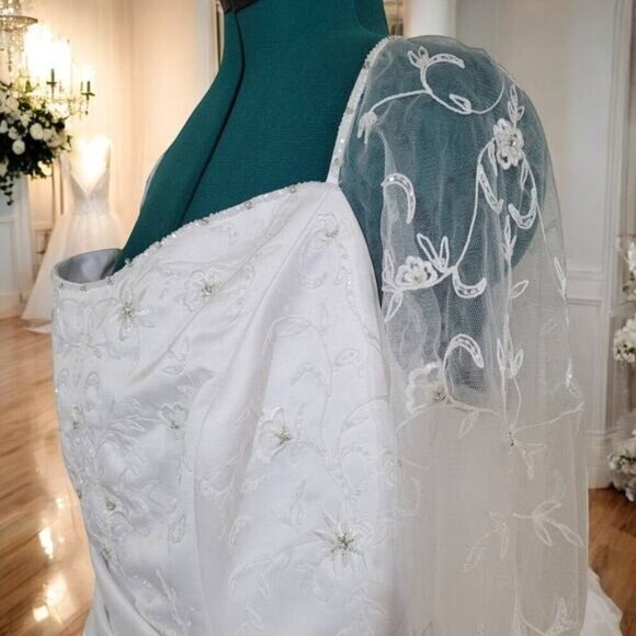 Venus Bridal Satin Beaded Princess Wedding Dress with Rouched Waist -‎ Size 24 - Picture 5 of 12